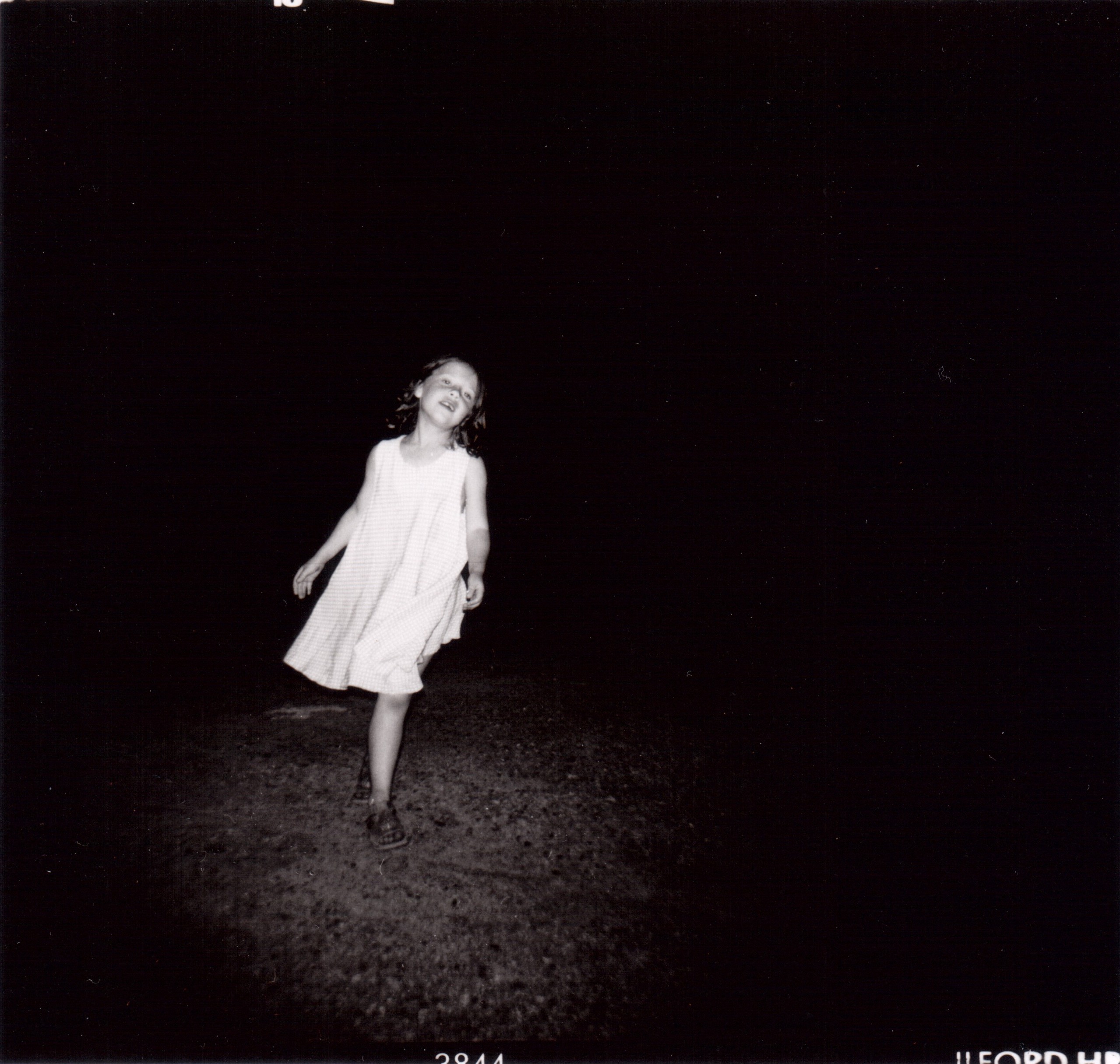 Maya dans la nuit photographie de Claire Santrot
